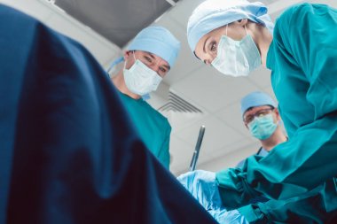 Cerrahlar ameliyat sırasında operasyon odasında takım