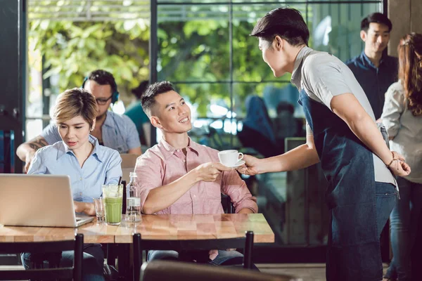 Cameriere che serve tazza di caffè al cliente — Foto Stock