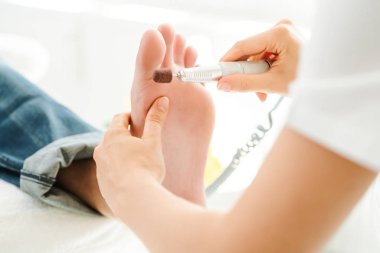 Tıbbi podiatri seansı sırasında adam