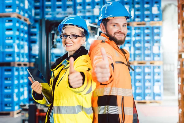 Werknemers in logistiek distributiecentrum tonen thumbs-up — Stockfoto