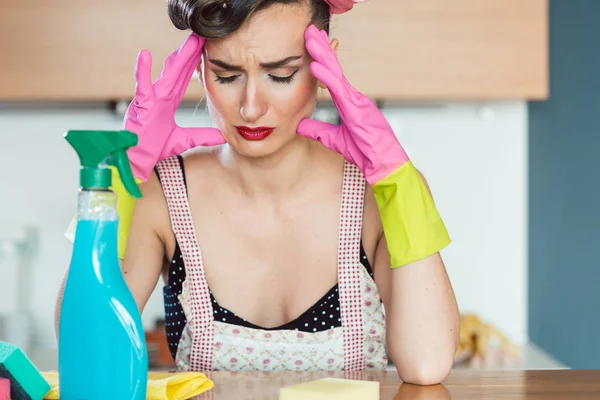 Dona de casa estressada com dor de cabeça e enxaqueca — Fotografia de Stock