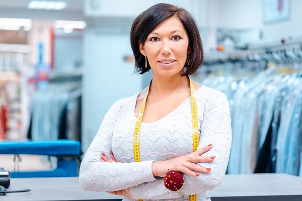 Inhaberin eines chemischen Textilreinigers vor ihrem Geschäft — Stockfoto