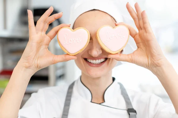 Кондитер з печивом у формі серця — стокове фото