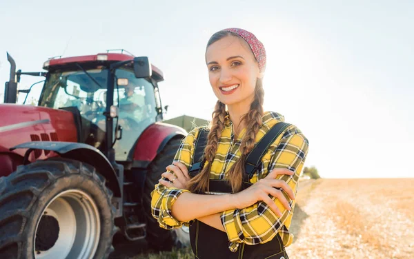 Bonde kvinna kör en traktor — Stockfoto