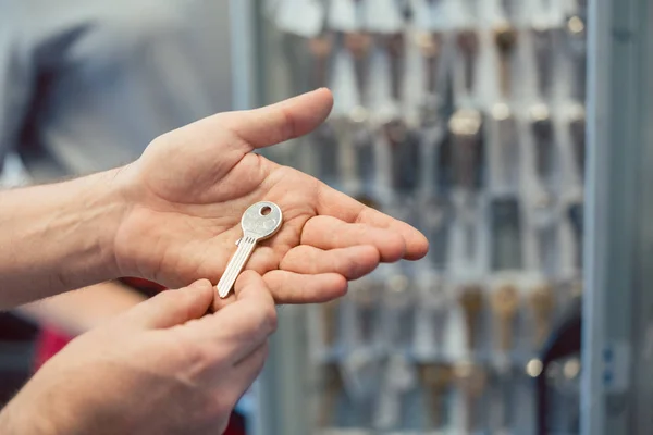 Cerrajero con llaves en blanco en su tienda —  Fotos de Stock