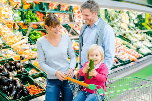 Familie kauft Obst und Gemüse im Supermarkt ein — Stockfoto