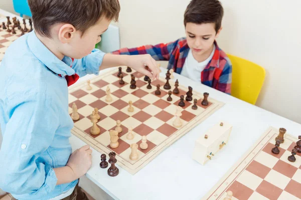 Due ragazzi che giocano a scacchi nel torneo come sport — Foto Stock