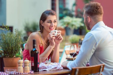 restoranda bir tarihte Çift