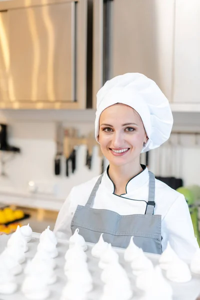 Patissier in ihrem Bäckerladen mit viel Baiser — Stockfoto