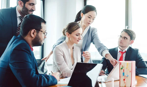 Bedrijfsadviseurs die een deal structureren — Stockfoto