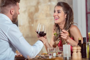 Genç çift eğleniyor.