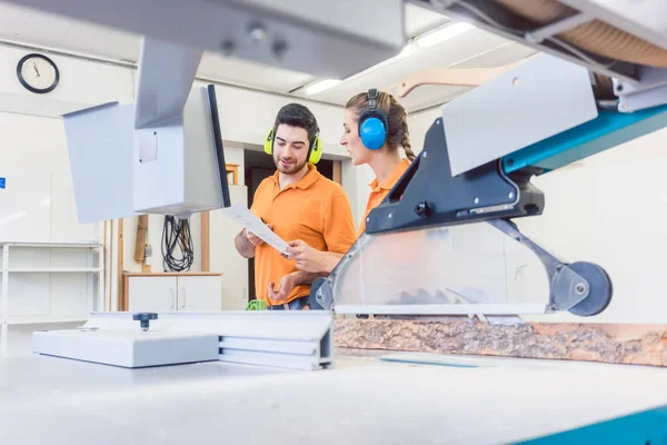 Timmerman onderwijs en opleiding van zijn leerling — Stockfoto