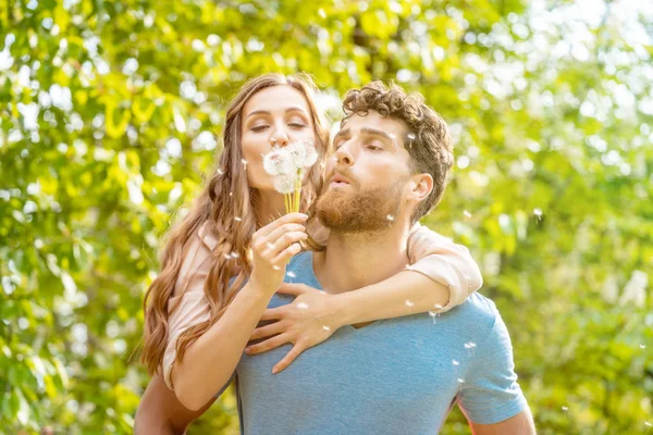 Žena a muž na louce v romantické nálady — Stock fotografie