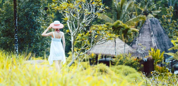 Женщина в тропическом отпуске гуляет по джунглям — стоковое фото