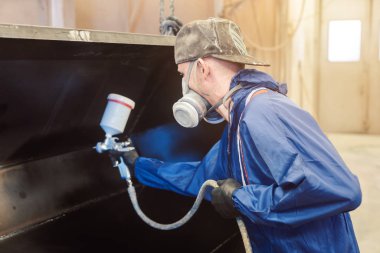 Endüstriyel metal fabrikasında varnisher