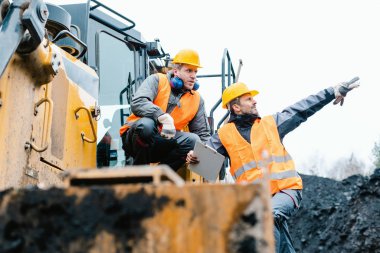 Foreman'ı gösteren alt açık döküm madencilik çukur yönde
