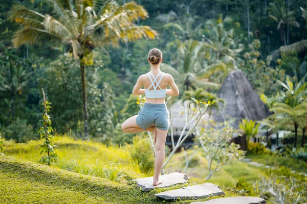 Donna su risaia in posa yoga — Foto Stock