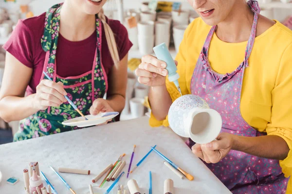 Két nő saját kerámia edények Diy műhelyben festés — Stock Fotó