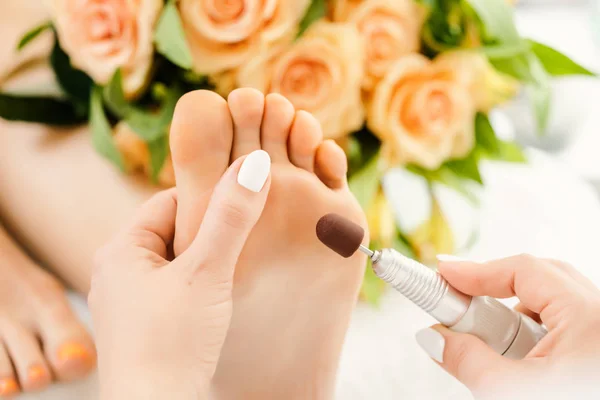 Podiatrist i podiatri session arbeta av fötter av klient — Stockfoto