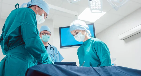 Médicos operando en el hospital — Foto de Stock