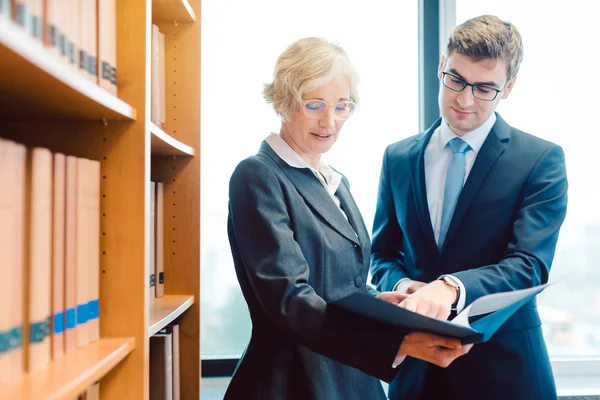 Senior en junior advocaat in wet onderneming bespreken strategie in geval — Stockfoto