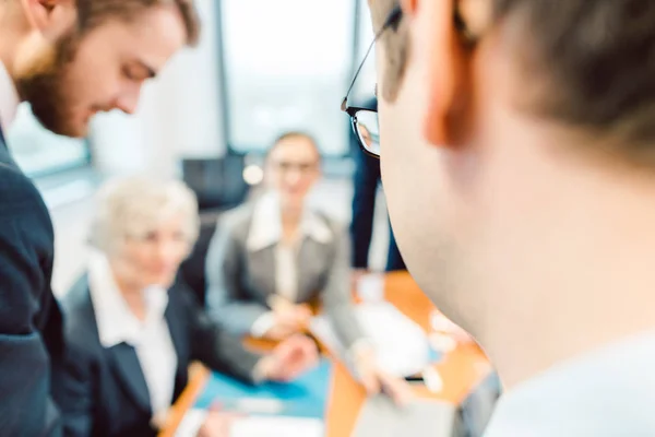 Business Team che lavora insieme in ufficio avendo riunione — Foto Stock