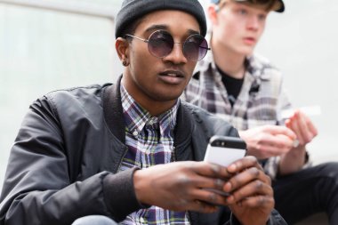 Cep telefonu kullanarak Moda genç çocuk