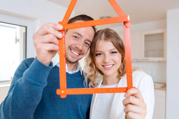 Vrouw en man hebben succes gehad bij het vinden van een nieuw appartement — Stockfoto