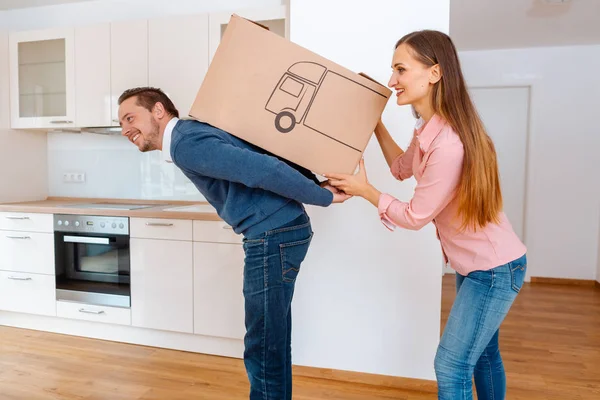 Mulher dando a seu homem uma caixa em movimento — Fotografia de Stock