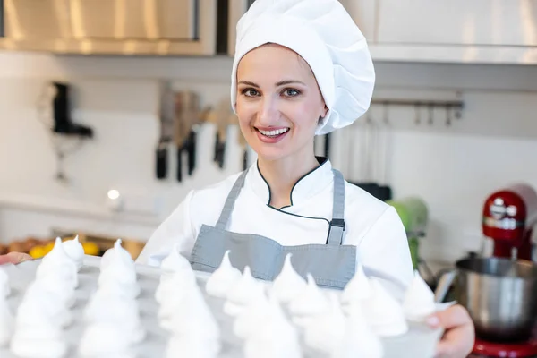 Patissier dans sa boulangerie avec beaucoup de meringue — Photo