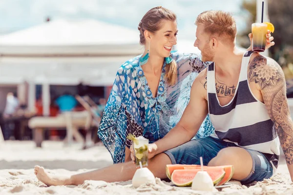 Pareja disfrutando en la playa —  Fotos de Stock