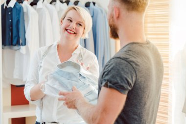 Bitmiş ısmarlama gömlek üzerinde müşteriye teslim terzi