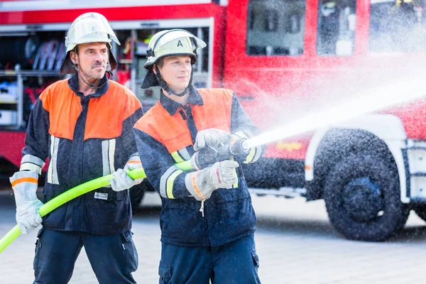 Men of the fire department extinguish fire — Stock Photo, Image