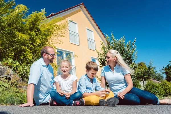 Familie vor ihrem Haus — Stockfoto