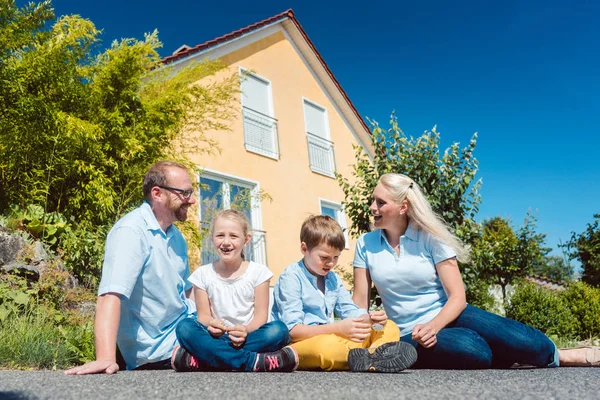 Famiglia di fronte alla loro casa — Foto Stock