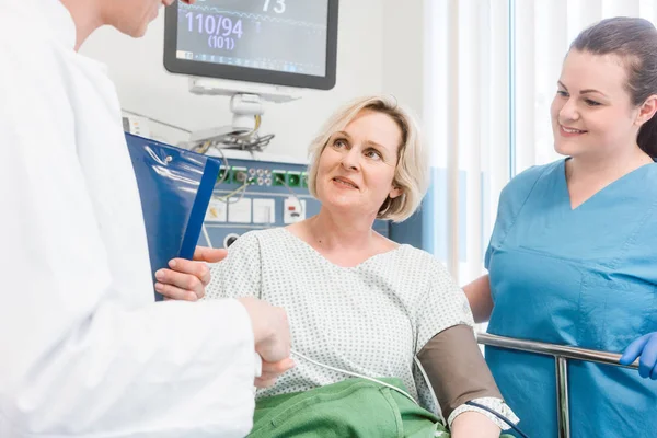 Dokter handen schudden van het herstellen van de patiënten na operatie in het ziekenhuis — Stockfoto