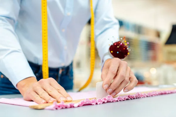 Sastre mujer trabajando con tela — Foto de Stock