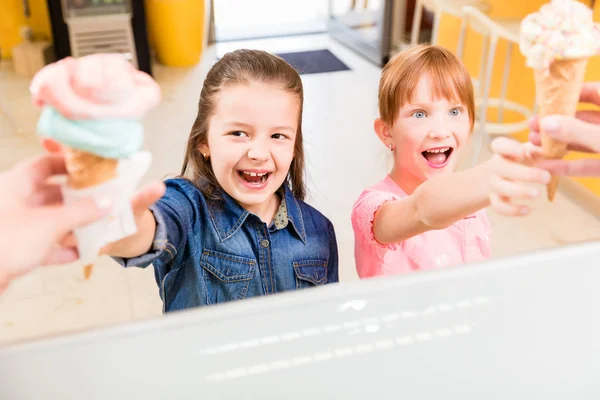 Les enfants reçoivent leur glace au comptoir — Photo