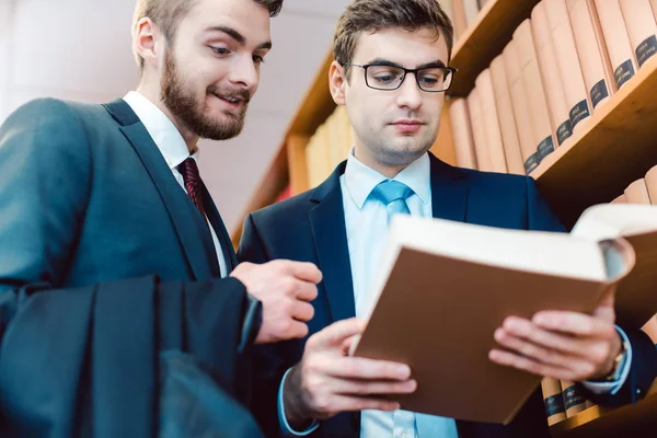 Twee advocaten in het advocatenkantoor die zaken en precedenten bespreken — Stockfoto