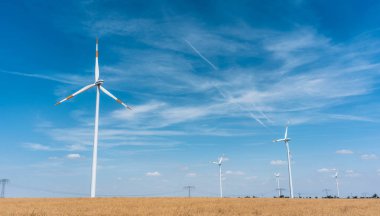 Rüzgâr türbinleri kırsal alanda güç üretiyor.