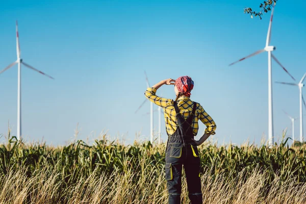 Mujer agricultora ha invertido no solo en tierra sino también en energía eólica — Foto de Stock