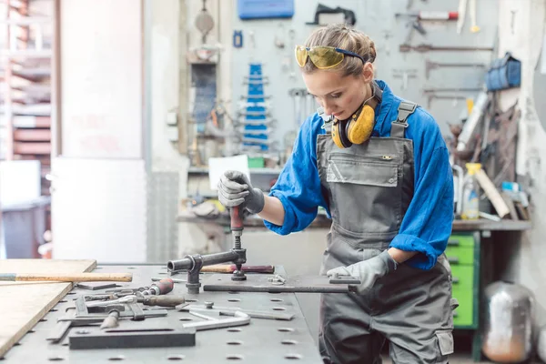 女机械师在工件上用夹子和扳手工作 — 图库照片