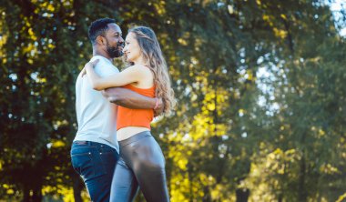 Siyah beyaz çeşitlilik çift parkta dans