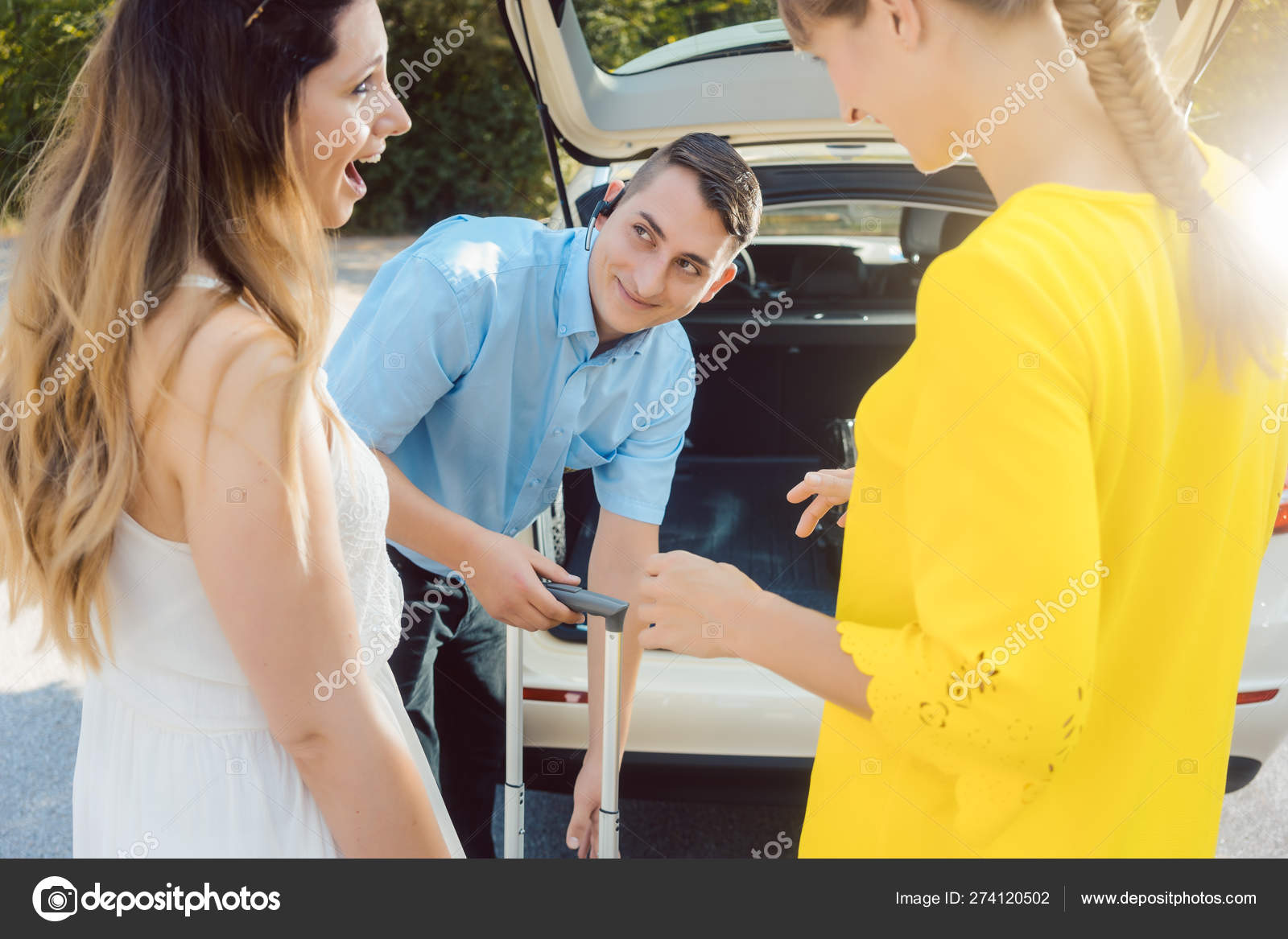 タクシー運転手は 車のトランクに女性の荷物を置く ストック写真 C Kzenon タクシー運転手は 車のトランクに女性の荷物を置く ストック写真 C Kzenon