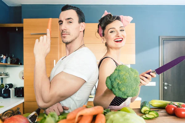 Casal fazendo salada e cozinhar juntos — Fotografia de Stock