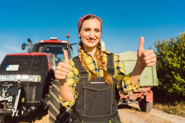 농부 여자의 앞에 농업 기계 제공 엄지-업 — 스톡 사진