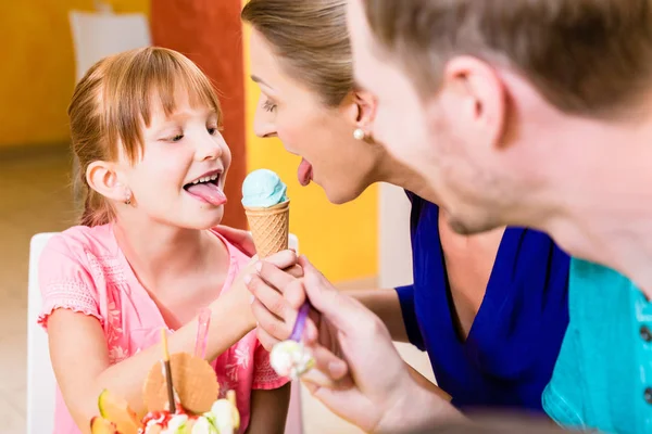 Fille et sa mère lécher bol de crème glacée — Photo