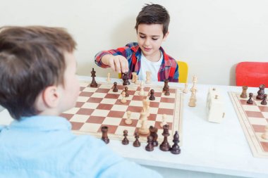 Satranç Turnuvası odasında aile