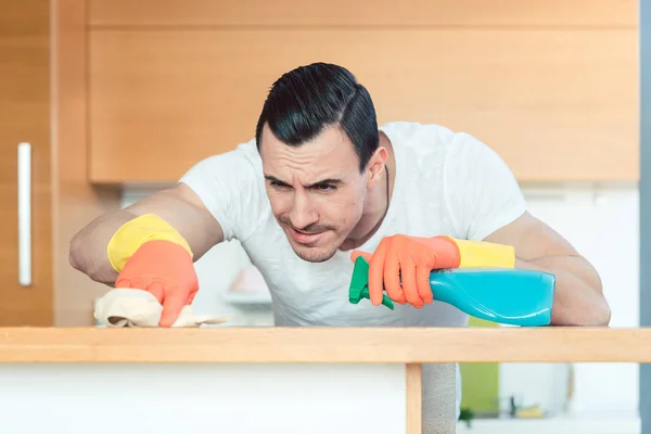 L'homme est très diligent époussetant et nettoyant la cuisine — Photo