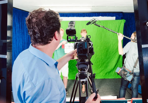 Asistente sostiene pizarra de película en la cámara para iniciar la producción — Foto de Stock